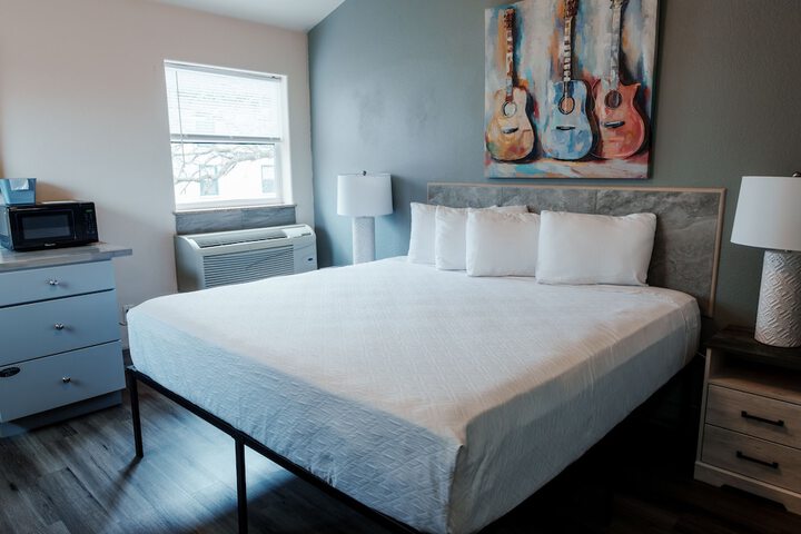 Price Pointe Inn