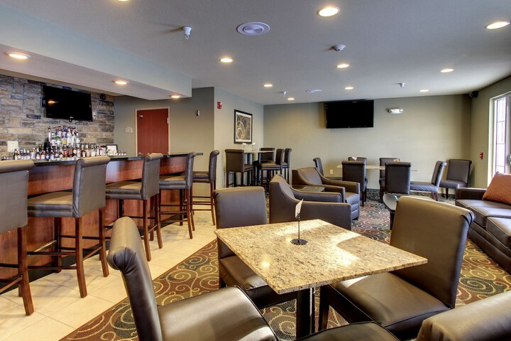 Lounge 43 of 45