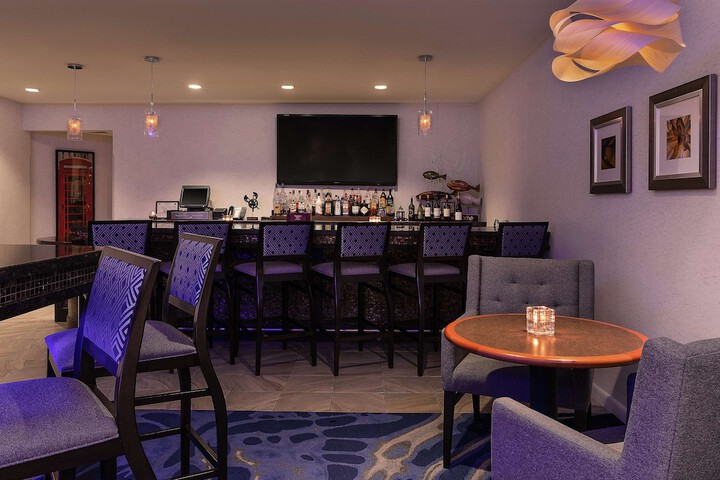 Lounge 38 of 45