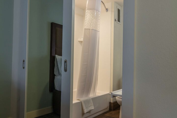 Room 13 of 38