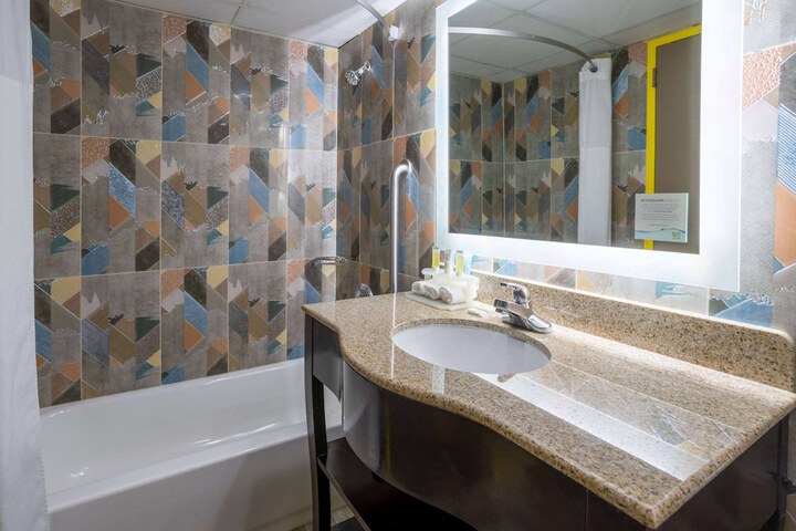 Days Hotel by Wyndham North Bergen / NYC Area
