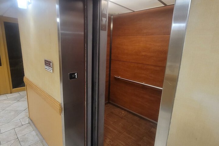 Ballroom/Hall 24 of 27