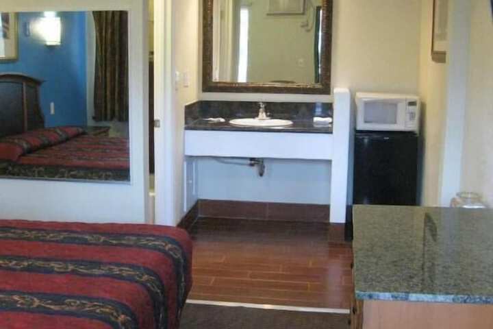 Room 4 of 8