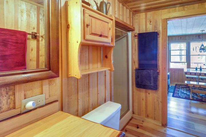 Waterfront Maine Vacation Rental w / Private Dock