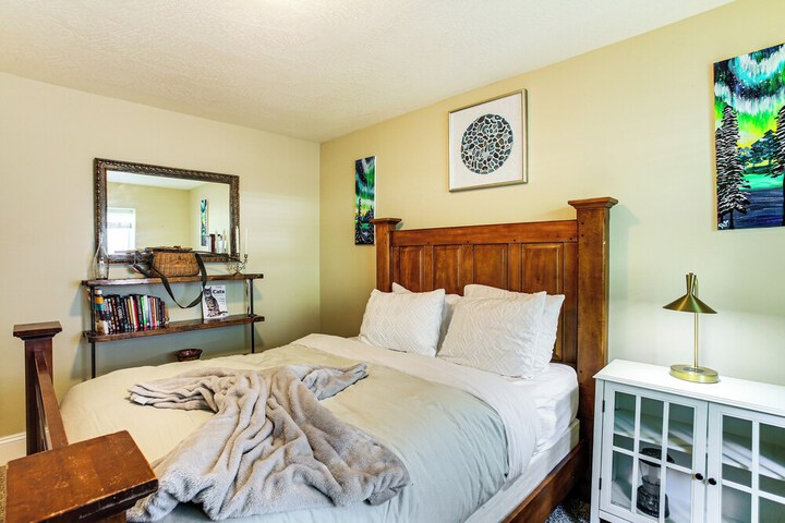 Rathdrum Home w / Hot Tub: Steps to Beach Access!