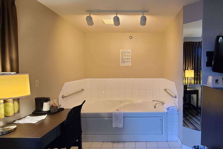 Super 8 by Wyndham Brookings