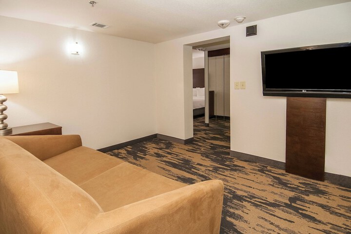 Room 17 of 38