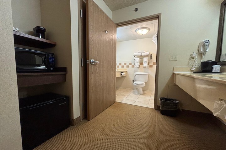 AmericInn by Wyndham Monmouth