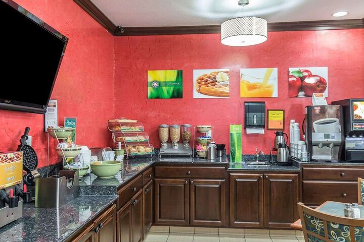 Quality Inn at Collins Road - Cedar Rapids