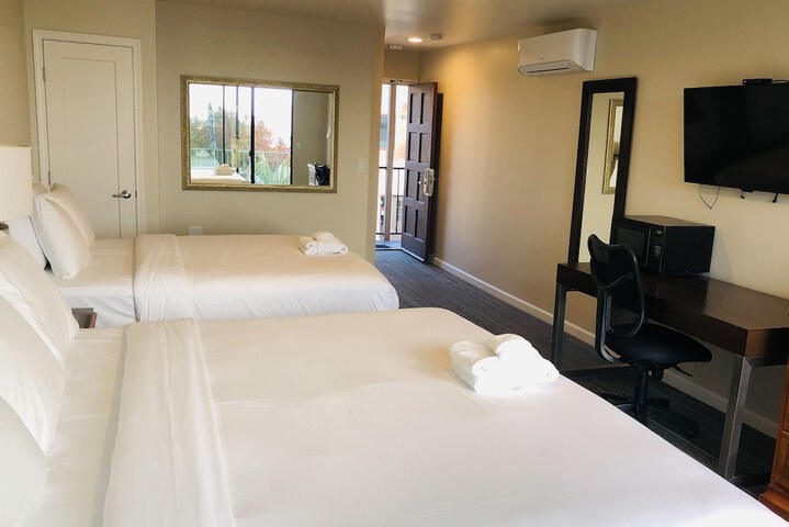 Moonlight Beach Motel