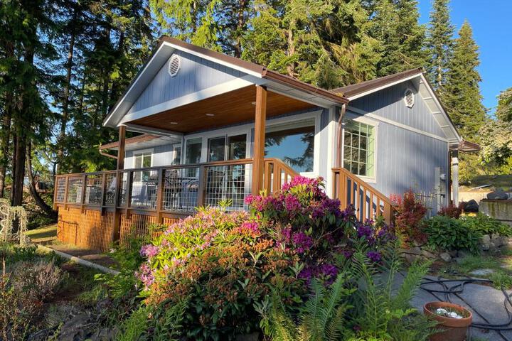 Puget Sound Chic Romantic Cottage with Private Beach Access & Gated Entry