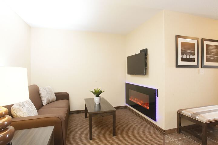 Pomeroy Inn & Suites at Olds