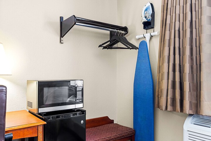 Super 8 by Wyndham Pittsburgh / Monroeville