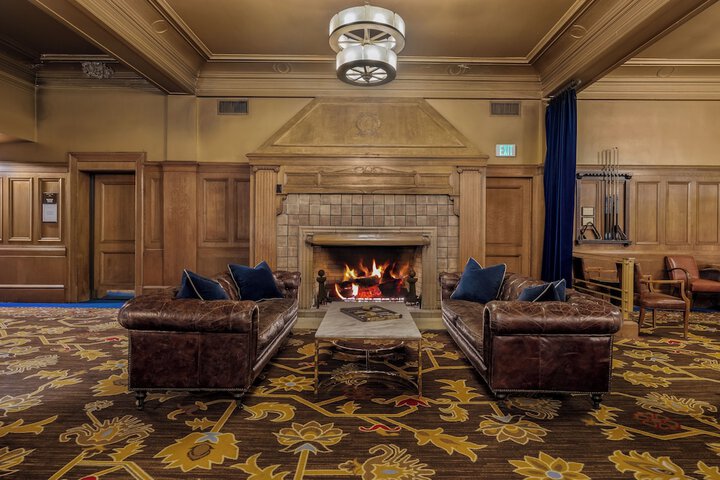 Lounge 70 of 77