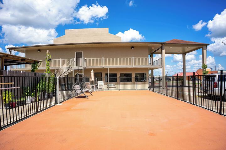Regency Inn & Suites by OYO Bay City TX