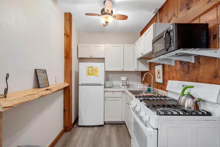 Hide-A-Way - Two Bedroom Cottage Lakeside