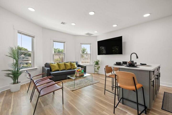 NYC Access 4BR Duplex Sleeps 10 Free Parking