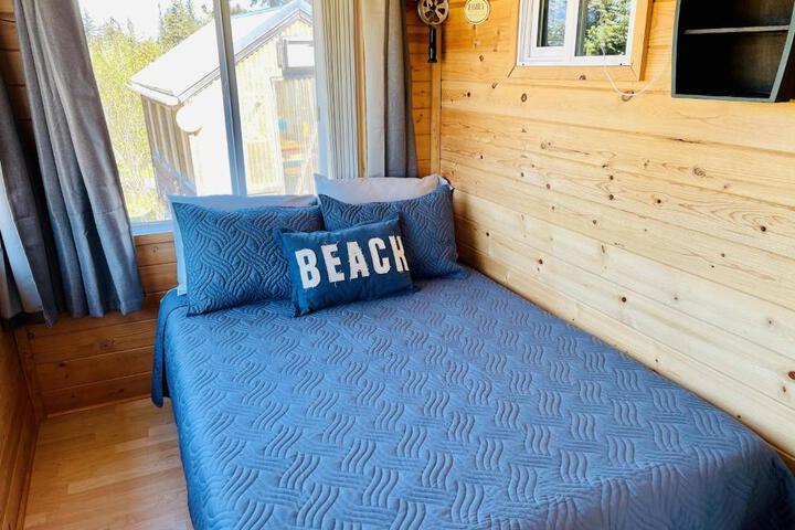 Lost Anchor Cabins - Ocean-view cabins on the bluff