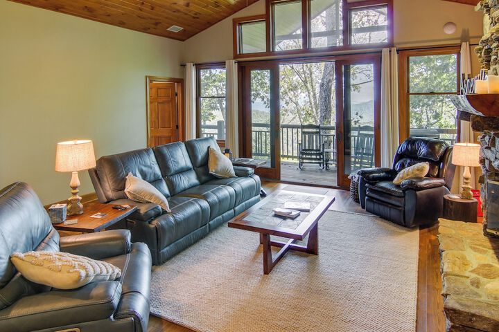 Mtn-view Condo w / Screened Porch in Burnsville!