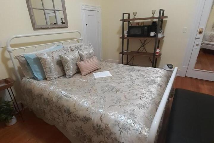 Cozy Turret Room at Nottingham Place in Wise with Plush Queen Bed Private Detached Full Bath
