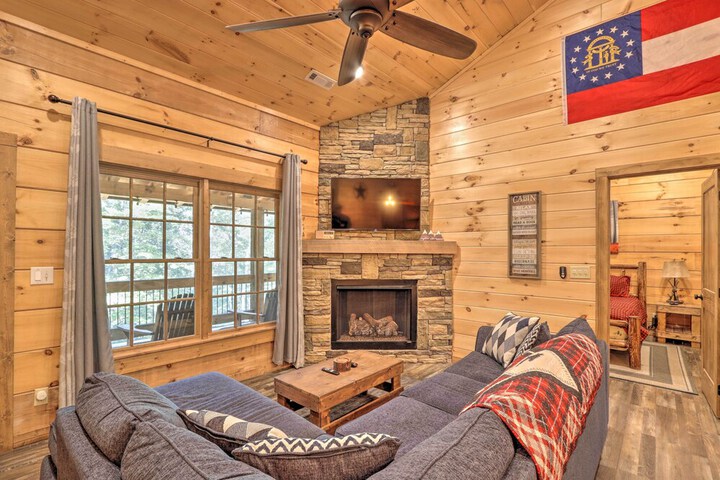 Coosawattee River Resort Cabin w / Private Hot Tub!
