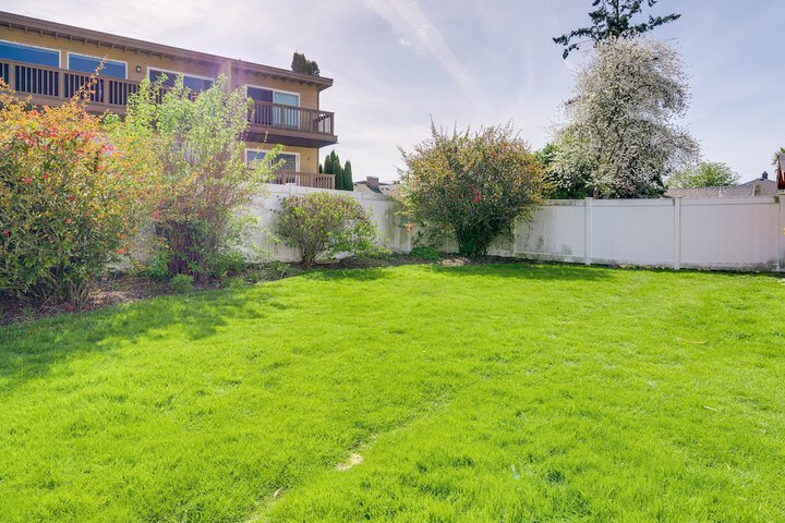 Downtown Kirkland Rental: Steps to Lake Washington