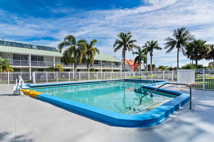 Howard Johnson by Wyndham Vero Beach / Downtown