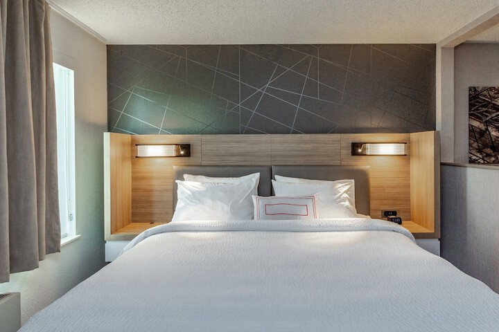 Room 18 of 33