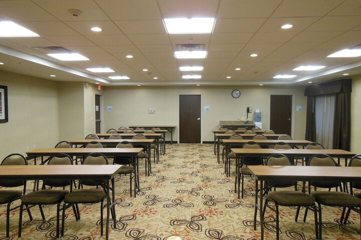 Holiday Inn Express & Suites Washington - Meadow Lands by IHG