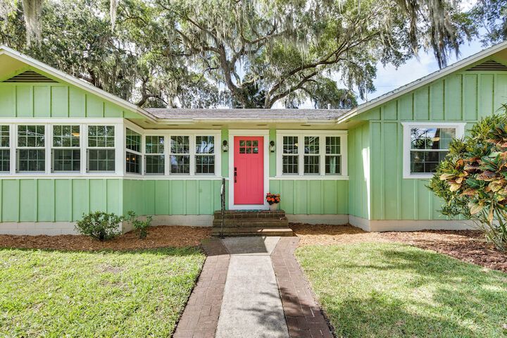 Walk to Lakes! Tropical Escape in Mount Dora
