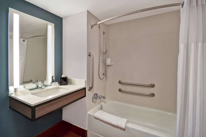 Room 32 of 60