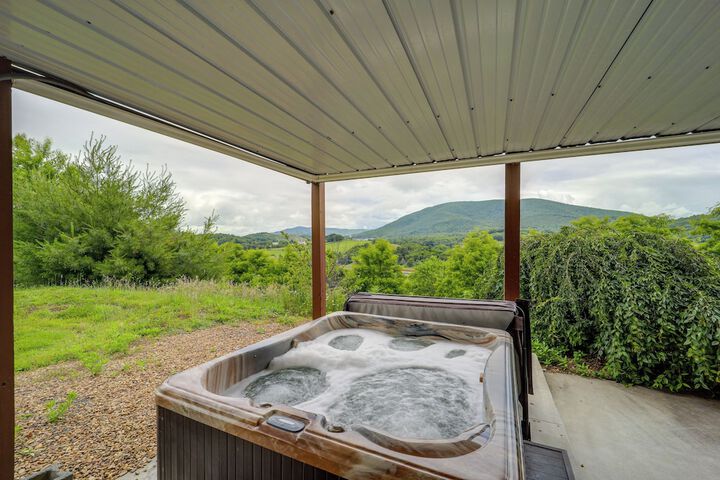 Classy Home w / Hot Tub + Mt. Jefferson Views!