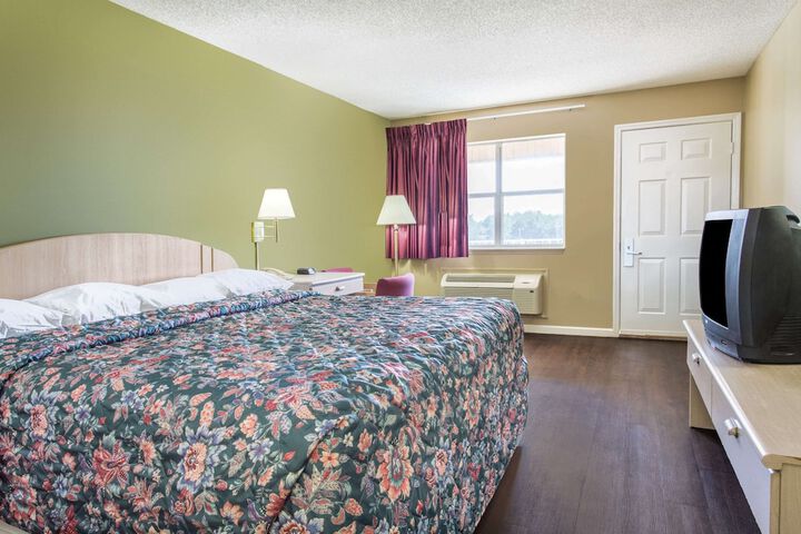 Super 8 by Wyndham Monticello