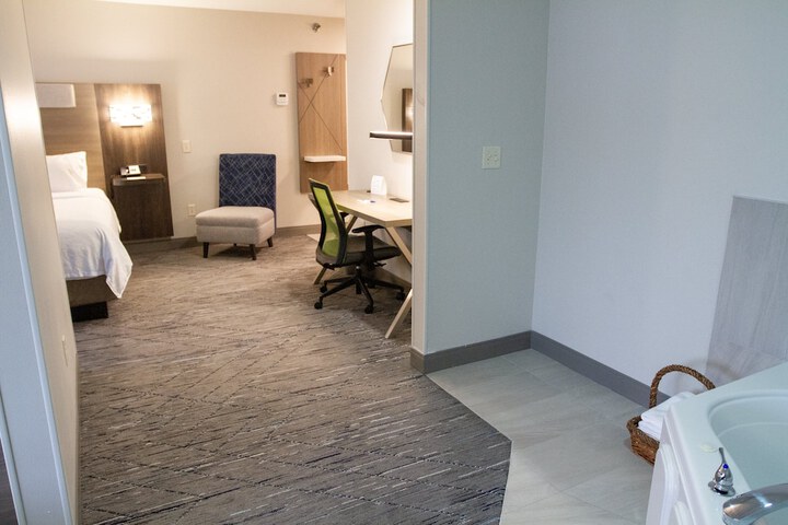 Room 27 of 56