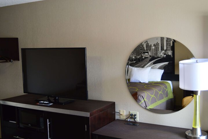 Room 25 of 28