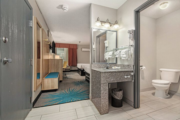 Days Inn & Suites by Wyndham Mt. Pleasant
