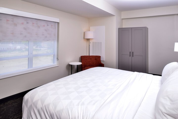 Holiday Inn & Suites Farmington Hills - Detroit NW by IHG