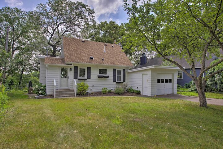 Cozy Plymouth Cottage w / Medicine Lake View!