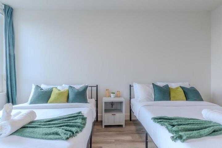 Emerald Escape Free Parking, 2 Bath, Sleeps 8 Near American Dream and The Airport, King Bed and 2 Queen Beds, Washer and Dryer