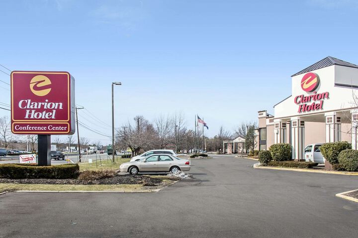 Clarion Hotel & Conference Center Ronkonkoma MacArthur Airport