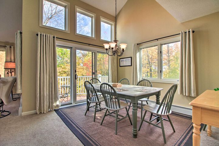 Ski-in Ski-out Okemo Oasis w / Deck + Mtn View!