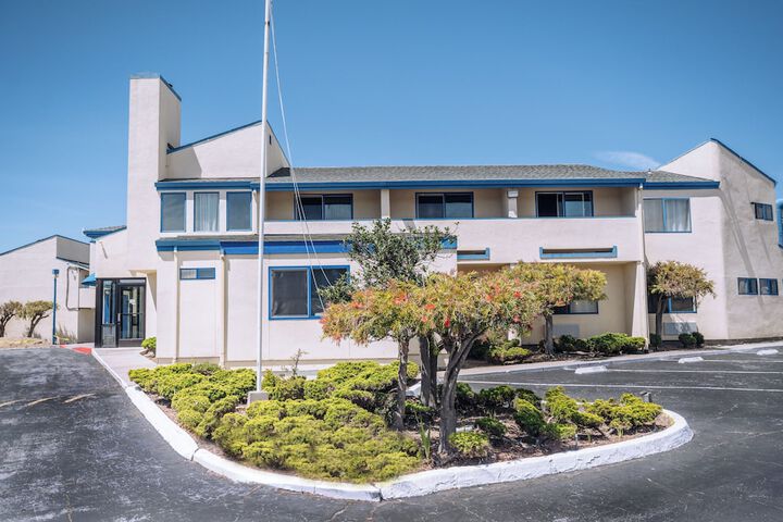 Bay Breeze Inn