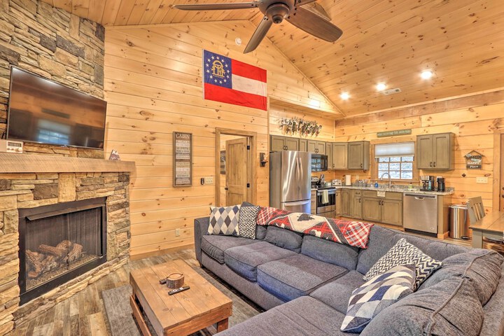 Coosawattee River Resort Cabin w / Private Hot Tub!