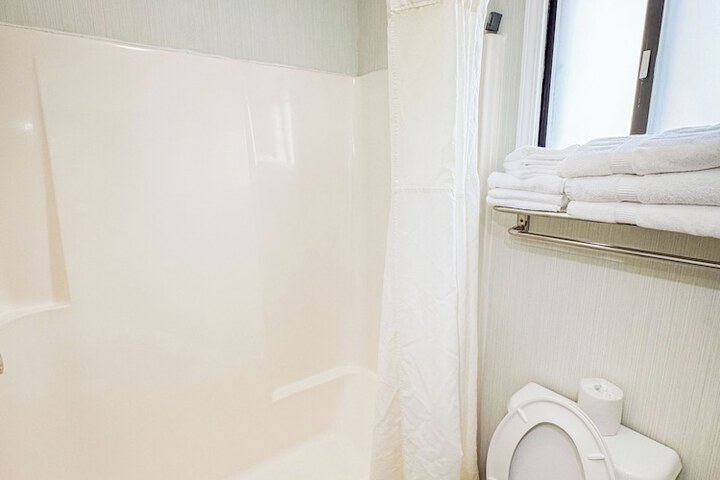 Days Inn by Wyndham Mackinaw City - Lakeview