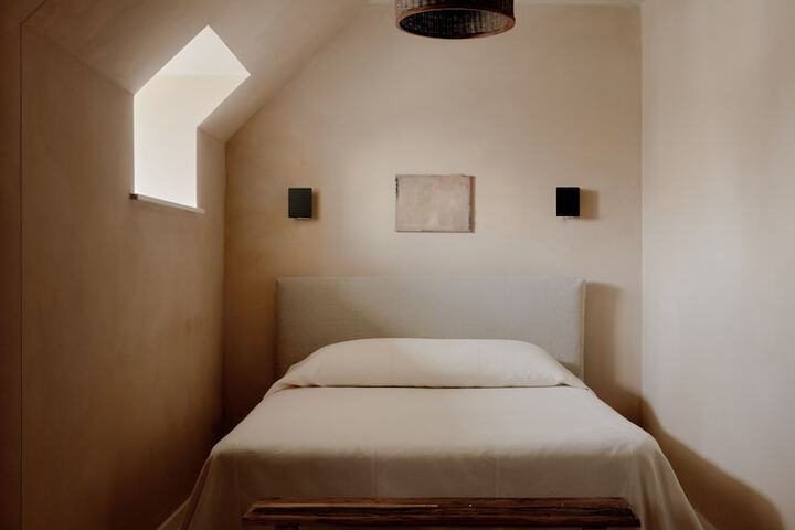 Room 23 of 28