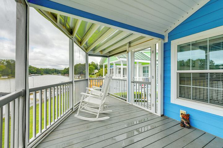 Waterfront Lake Norman Cabin w / Screened Porch!