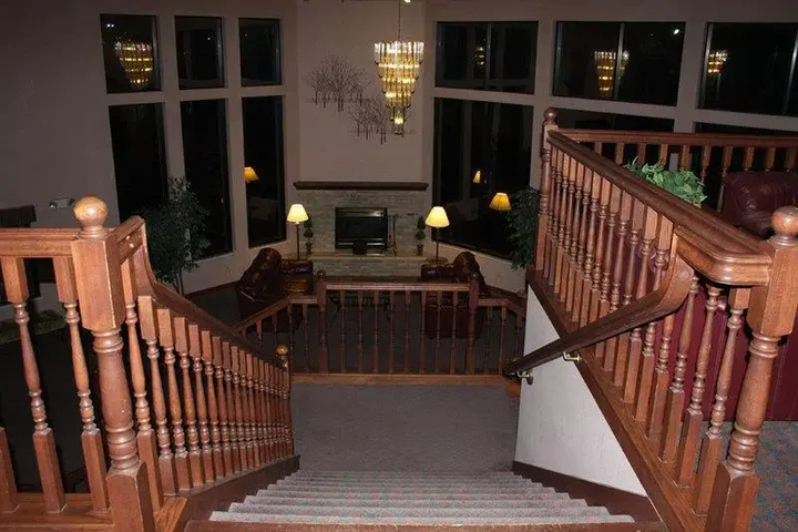 Saratoga Inn & Suites