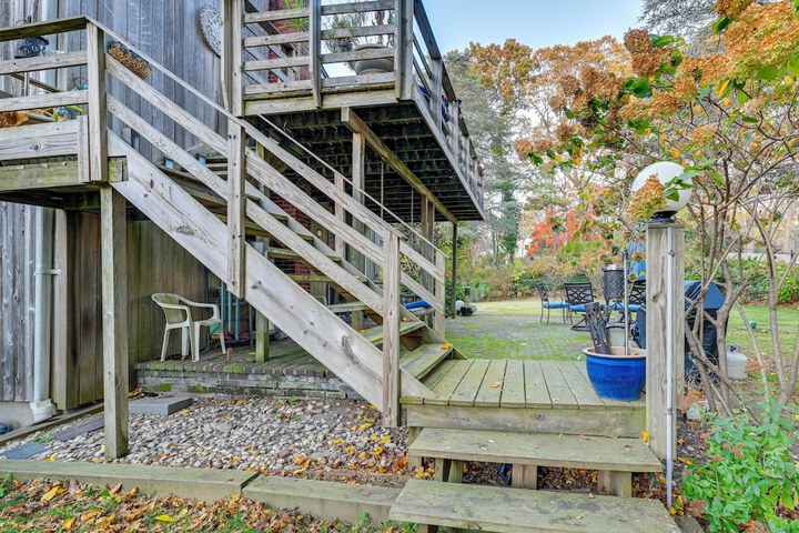Cozy Dix Hills Apt w / Deck 7 Mi to Beach!