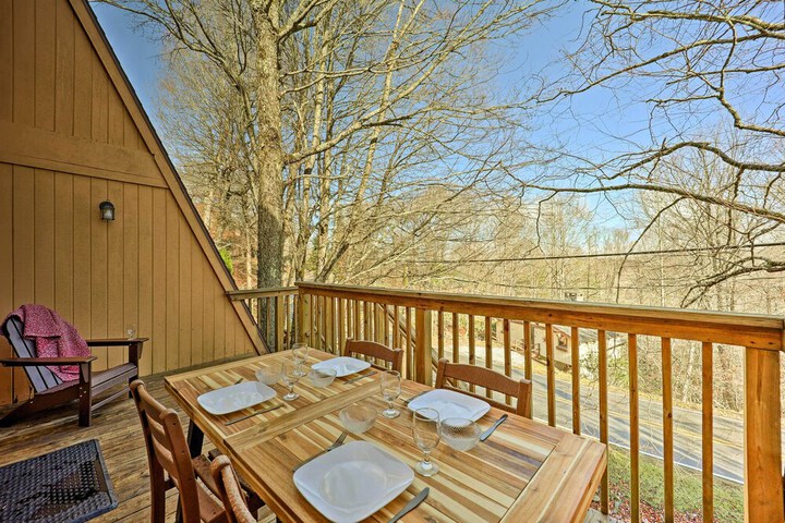 1 Mi to Skiing: Beech Mountain Condo w / Fireplace!