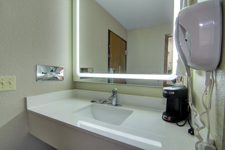 Westbridge Inn & Suites